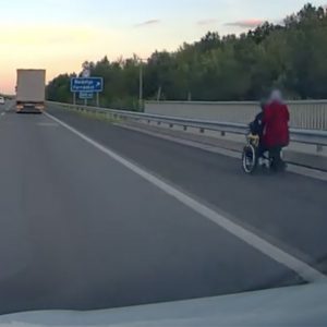 VIDEÓ: Kerekesszékben tolta az M5-ös autópályán társát egy nő