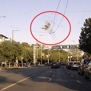 VIDEÓ: Közelről ennyire ijesztő tud lenni egy felsővezeték szakadás
