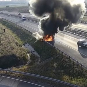 Videón, ahogy kigyullad és percek alatt porig ég egy terepjáró az M4-esen