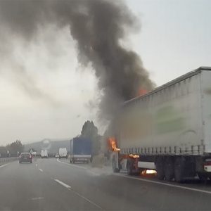 VIDEÓ: Így égett porig egy kamion fülkéje az M1-esen tegnap