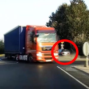VIDEÓ: Na neki vérében van a vezetés! Olyat mentett a sofőr, hogy az agyad eldobod