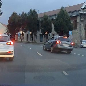 VIDEÓ: Olyat mutatott a tanulóvezetőnek a Volkswagen sofőrje, amit egy időre biztosan megjegyez