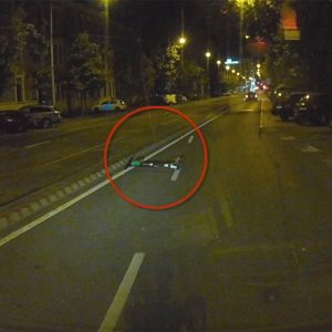VIDEÓ: Úton széthajigált rollerek. Egyiken át is hajtott olvasónk véletlenül