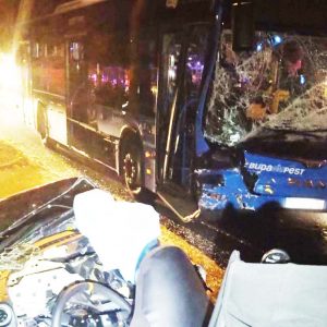 Ketten meghaltak Csepelen, amikor egy menetrend szerint közlekedő busszal karamboloztak szombat éjjel