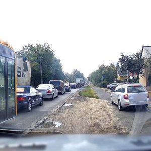 Nem volt szívbajos a Skoda sofőrje, aki példát vett az előtte elhaladó robogósról