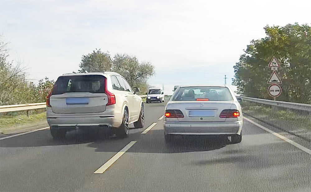 VIDEÓ: Ilyen gátlástalan előzéseket régen láttunk. Semmi nem érdekelte a Volvo sofőrjét