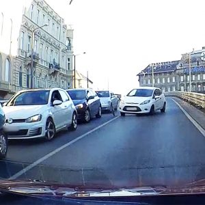 VIDEÓ: Szerencsére csak a dísztárcsa repült le a Fordról, aminek sofőrje majdnem balesetet okozott