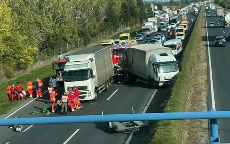 VIDEÓ: Fékezés nélkül rohant a kocsisorba egy autós az M1-esen
