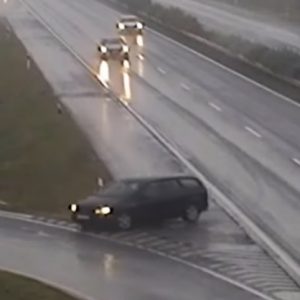 VIDEÓ: A lehajtón nem sikerült, ezért inkább a felhajtón tért le az M1-es autópályáról egy autós
