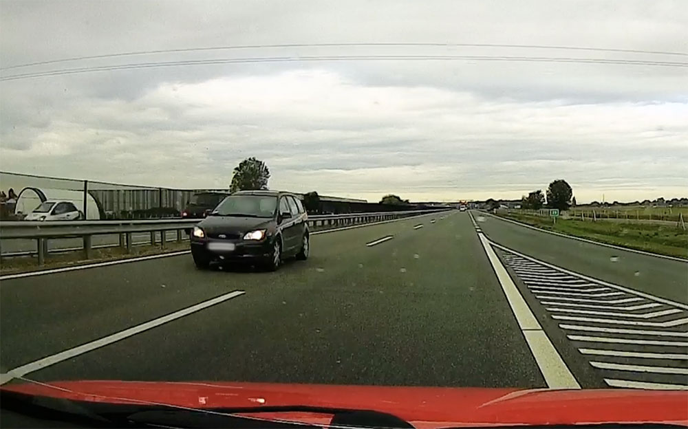 VIDEÓ: Eltévedt az M4-esen a Ford sofőrje