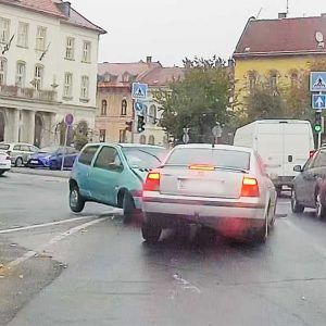 VIDEÓ: Nem tudta bevenni a kanyart, belerohant a Passatba a Twingo Miskolcon