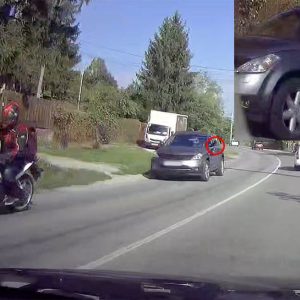 Videón, ahogy a motoros leveri a tükrét egy autósnak, mert az kikanyarodott elé