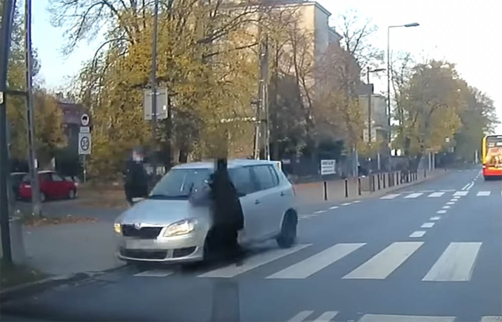 VIDEÓ: Csúnyán elgázolták a gyalogátkelőn az idős nőt, aki folytatta útját a templomba, mintha mi sem történt volna