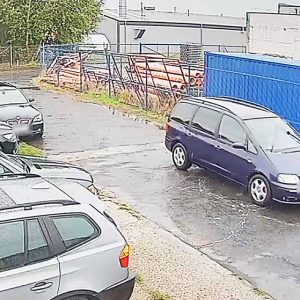 VIDEÓN AZ ALJASSÁG! Lezúzta a BMW-t, majd némi gépészkedés után angolosan távozott