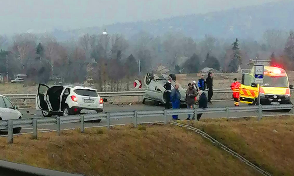 Súlyos baleset: Felborult autóból másztak ki a sérültek a 2-es úton