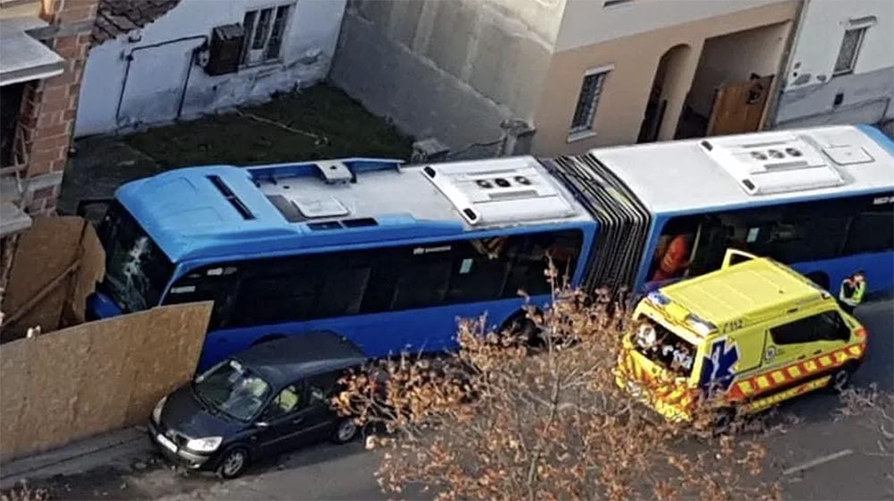 Építkezésbe rohant egy busz a 19. kerületben