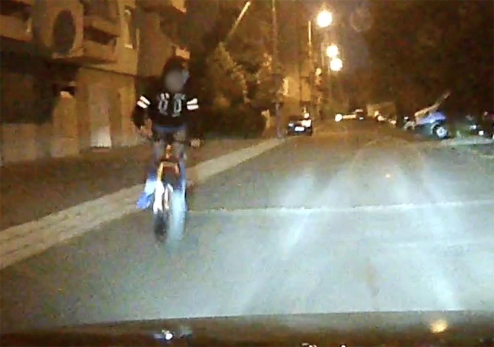 VIDEÓ: Fel a járdára, majd vissza és bumm!