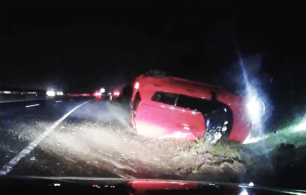 Videón, ahogy felborul egy Suzuki az M3-ason. Rengetegen próbáltak a sérülteknek segíteni