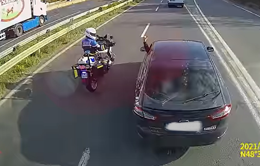 VIDEÓ: Büntetőzött a kamion előtt, de épp ott termett két motoros rendőr is