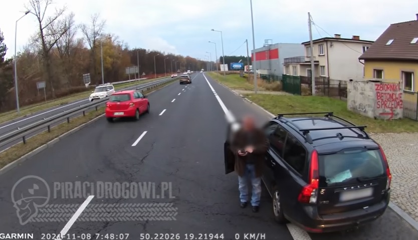 VIDEÓ: Büntetőfékezett a kamion előtt, majd magára hívta a rendőröket az autós