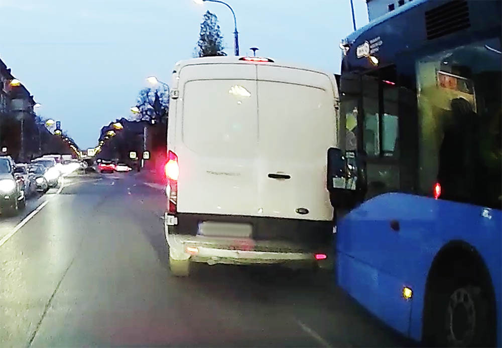 VIDEÓ: Csattant a furgon, mert a busz elé hajtott / Megmentette a saját életét a rolleres