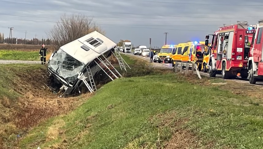VIDEÓ: 12 ember megsérült miután árokba borult egy busz Hódmezővásárhelynél