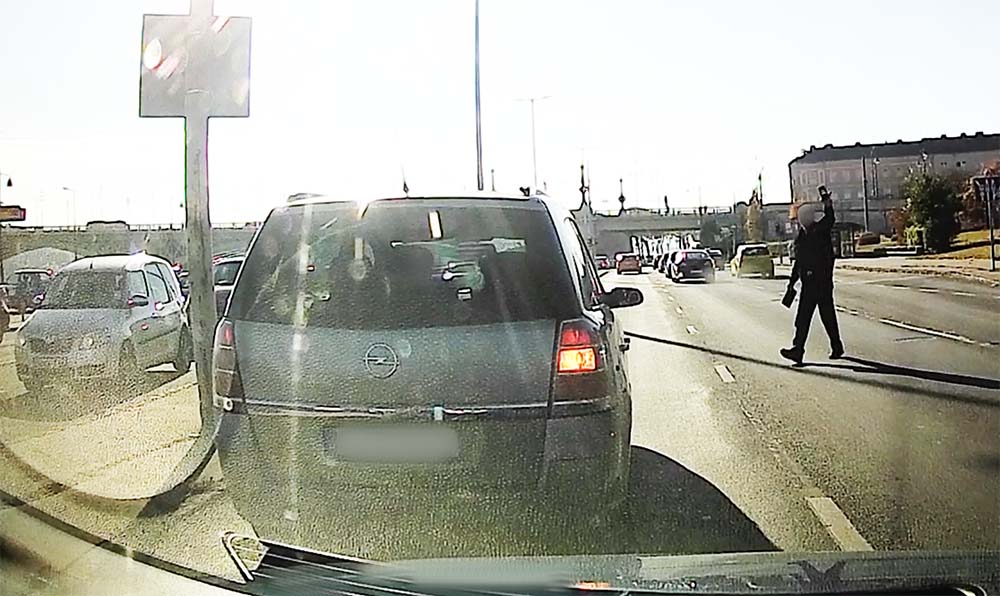 Videón az ÓRIÁS INSTANT KARMA! Üvöltő dudaszó az Árpád fejedelem útján, majd koppanás