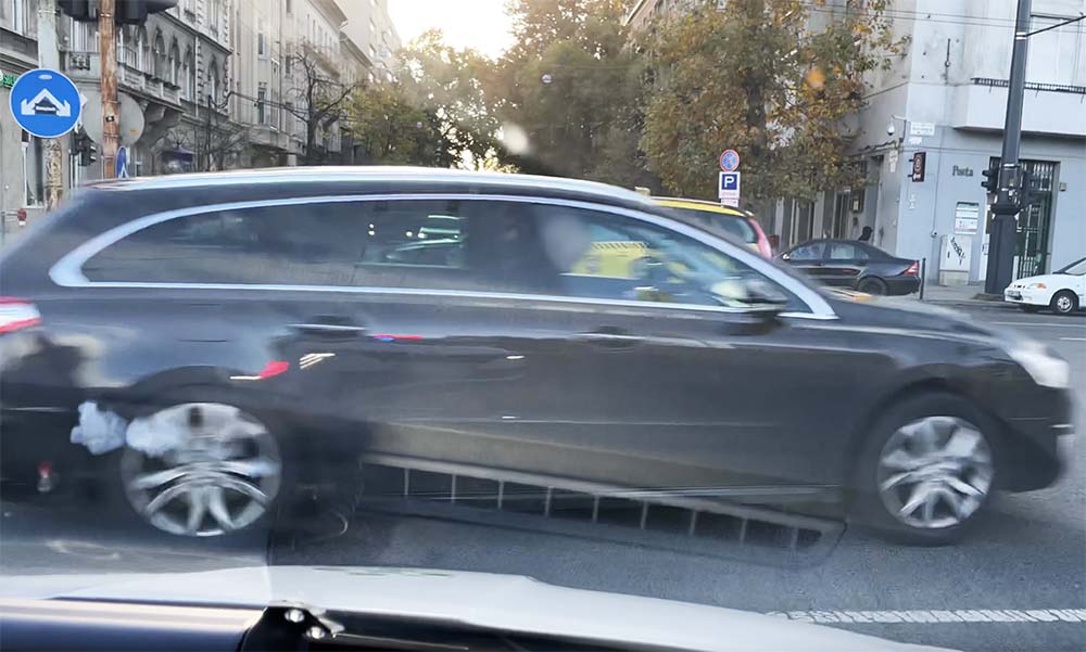 VIDEÓ: Észrevette a szirénázó autót, fékezett, majd a gázra taposott