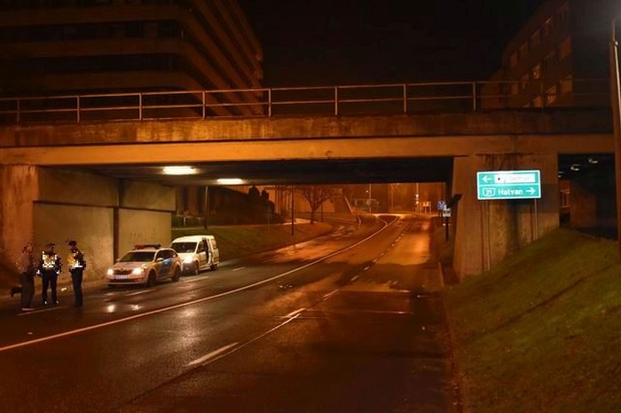 FOTÓK: Égő benzint locsoltak egy felüljáróról, hogy kárt tegyenek az arra haladó autókban