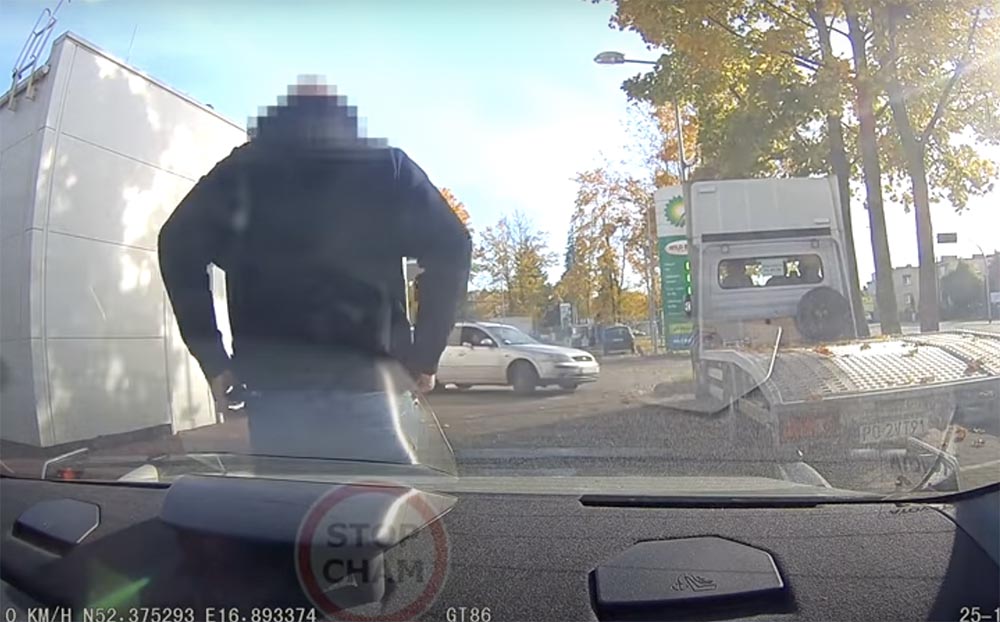 Videón, ahogy szándékosan meghúzzák a drága sportkocsit