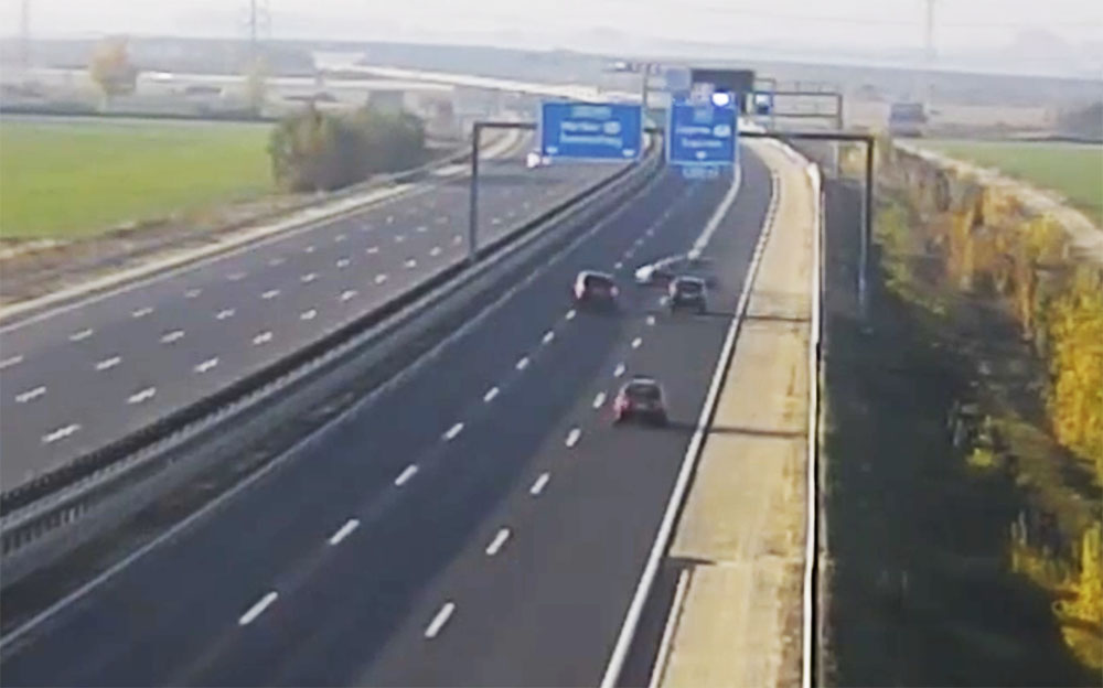 VIDEÓ: Lassított, de a mögötte jövő nem vette észre. Ez lett belőle…