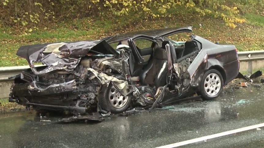 VIDEÓ: Kerékpárútra zuhant egy autó balesetben kiszakadt motorja