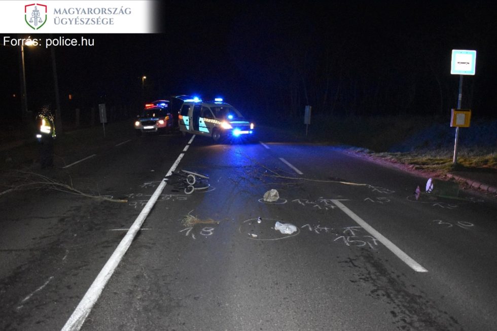 Vonatot dobáltak meg, mentőautó és autóbusz elé helyeztek akadályokat brahiból a fiatalok