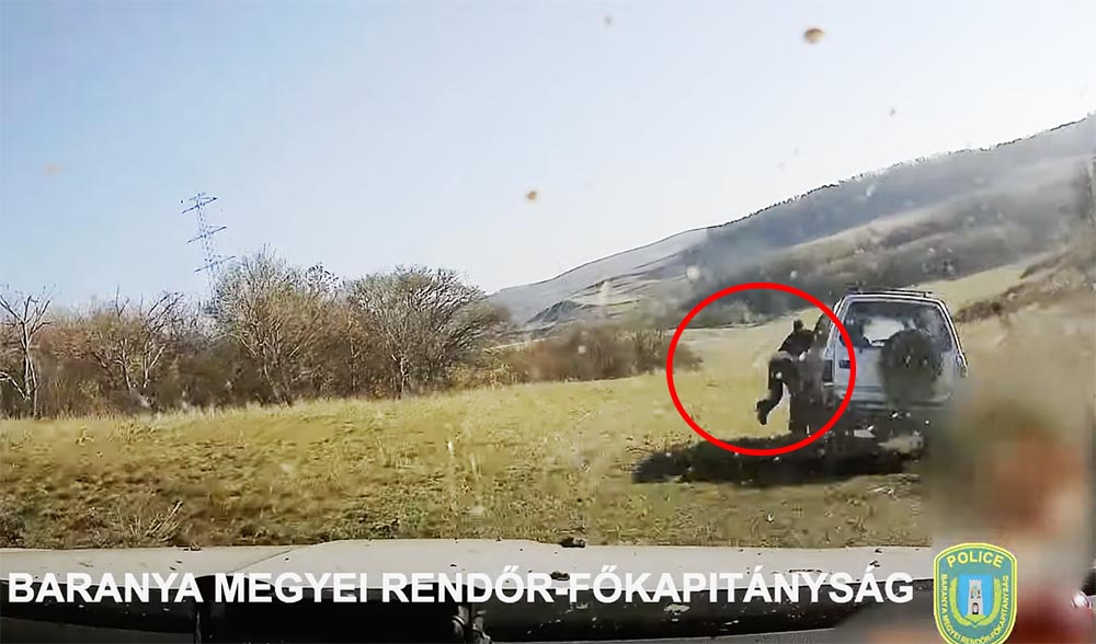 VIDEÓ: Részeg, bedrogozott sofőr ment át menekülés közben egy rendőr lábán