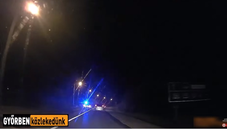 VIDEÓ: Napi jó tanács: Ha egy rendőrautó megy mögötted, nem okos szabálytalanul előzni