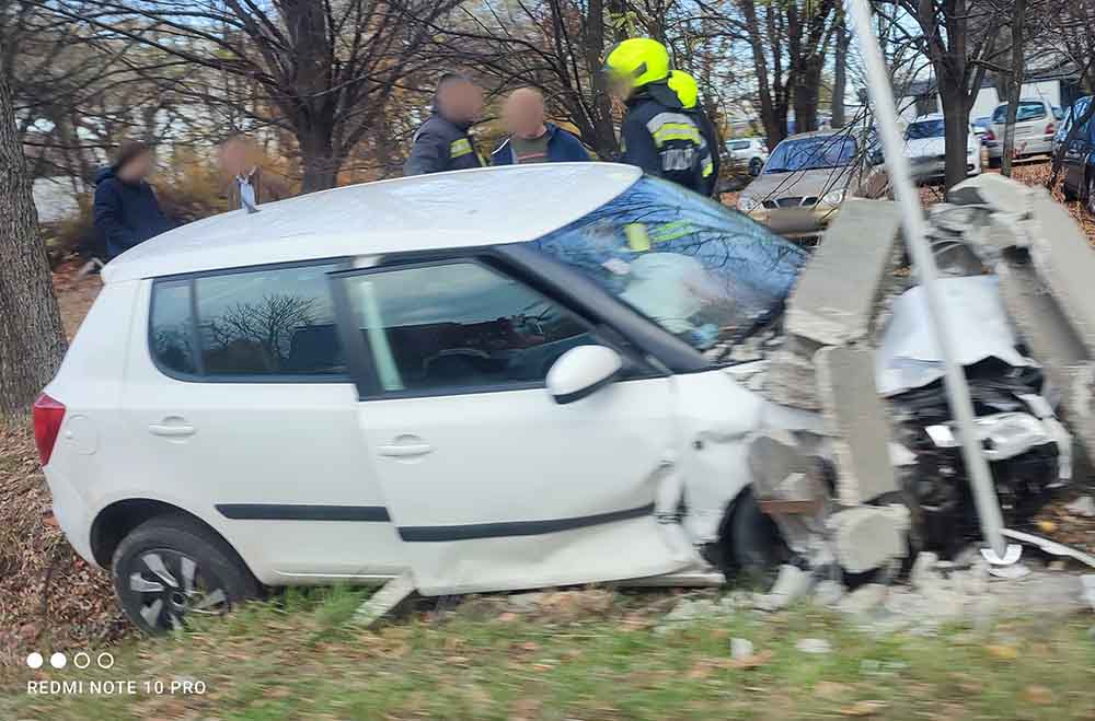 Baleset a 15. kerületben- Az egyik autó árokba hajtott és rádőlt egy villanyoszlop is