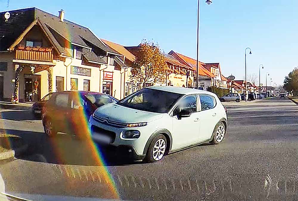 VIDEÓ: Nem kapta meg az elsőbbséget a Peugeot sofőrje Veresegyházon