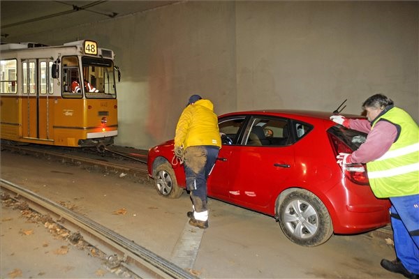 FOTÓK: Villamossal vontattak ki egy síneken ragadt, eltévedt autóst a Clark Ádám térnél