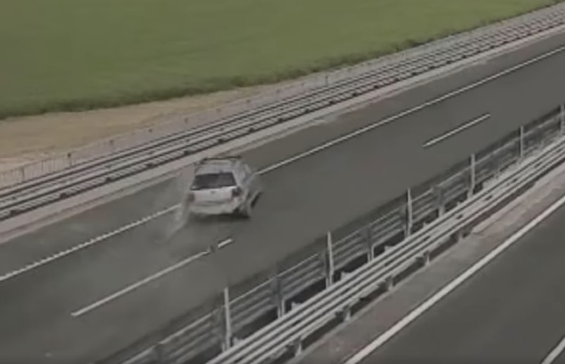 VIDEÓ: Vádat emeltek a forgalommal szembe felhajtó, és így balesetet okozó idős férfivel szemben