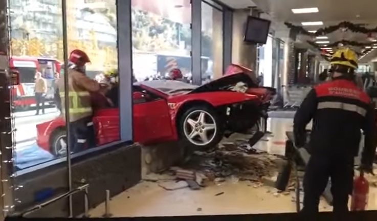 VIDEÓ: Ferrarival zúzta be az áruház kirakatát egy idős autós