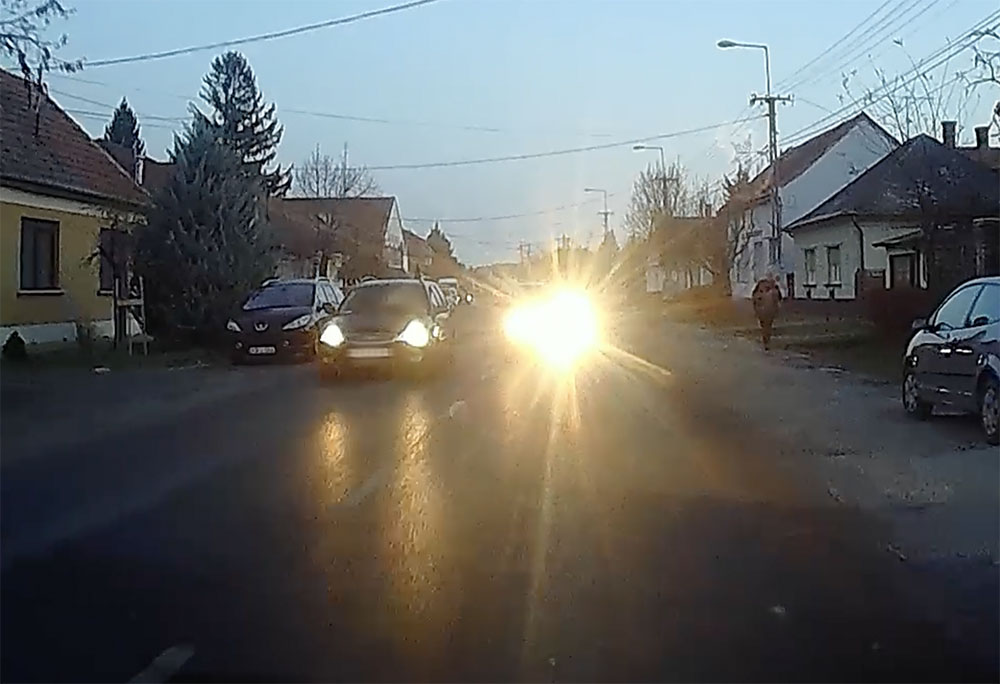 Videón, amit ez a BMW-s művelt Albertirsán