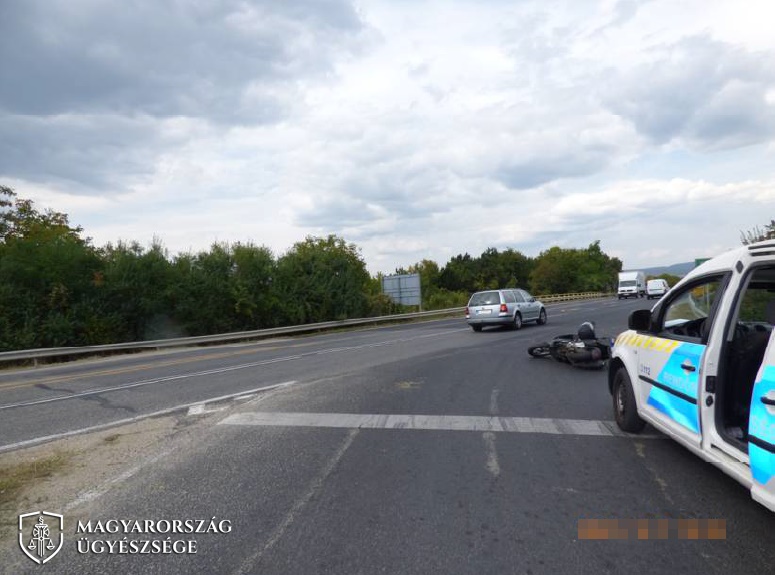 Olyan részeg volt a motoros, hogy álló helyzetben felborult míg a zöld jelzésre várt