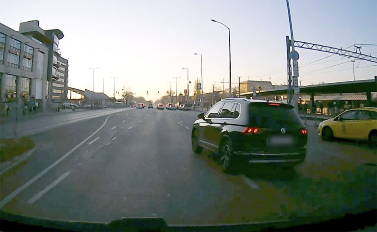 VIDEÓ: Azonosították és eltiltották a vezetéstől az Örs vezér téri kamikaze autóst