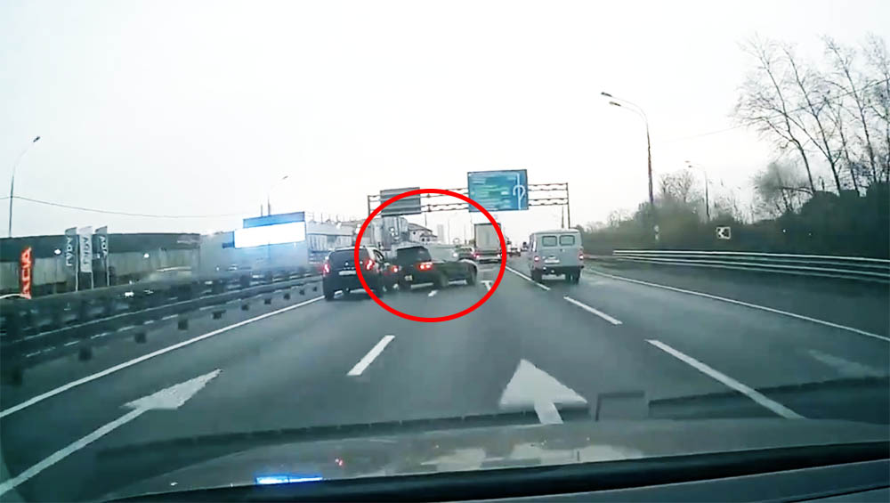 VIDEÓ: Száguldásból lett hatalmas borulás