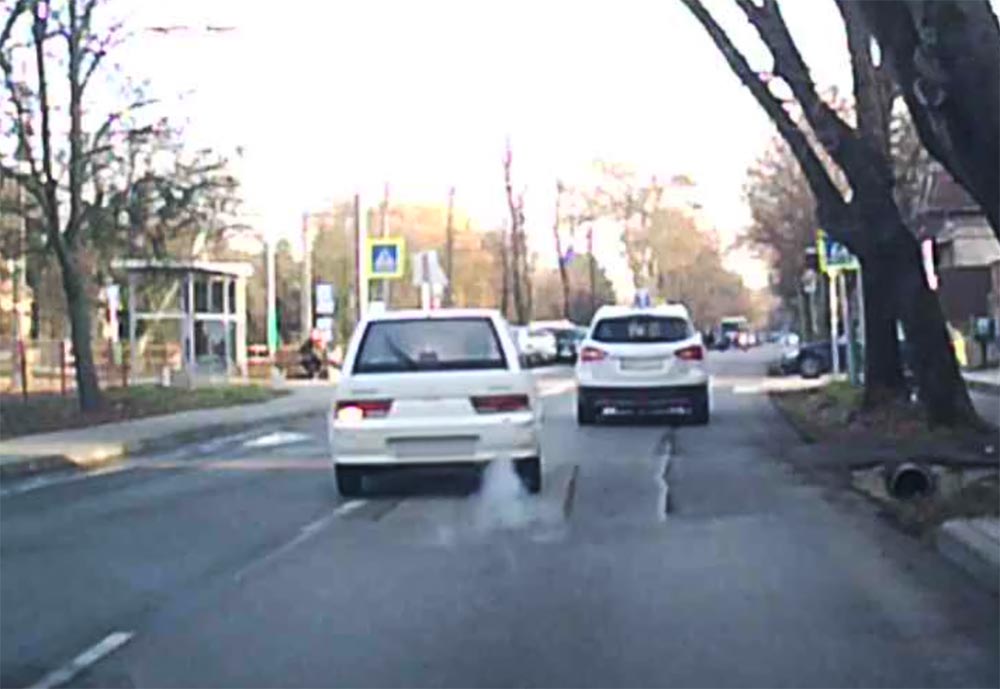 VIDEÓ: Frászt hozta a suzukis a tanulóvezetőre Budafokon