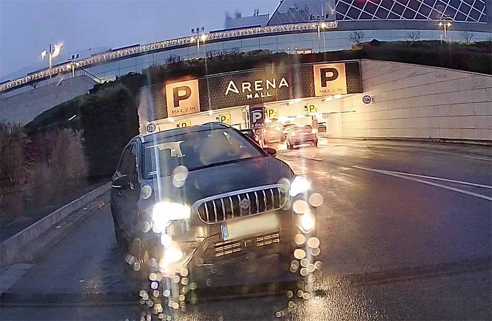 VIDEÓ: Volt egy kis gond a két ünnep között az Arena Mall bejáratánál