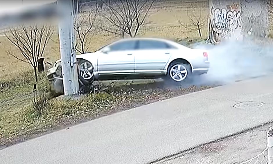VIDEÓ: Menekült a rendőrök elől, majd villanyoszlopnak hajtott