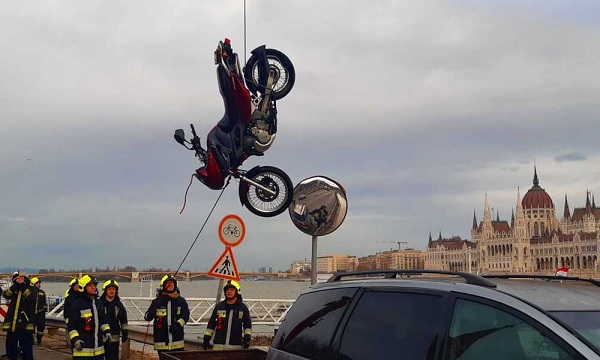 FOTÓK: Dunába zuhant egy motor, miután összeütközött egy autóssal a rakparton