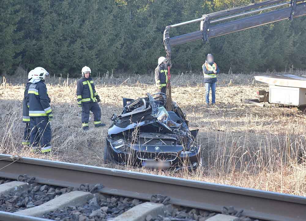 Kikerülte a fénysorompót, jött a vonat. 100km/h-nál is gyorsabban közlekednek a szerelvények ezen a szakaszon