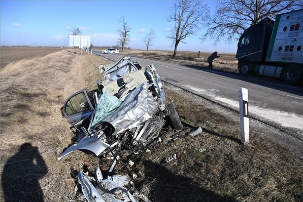 FOTÓK: Szörnyű baleset Ceglédnél – Egy férfi életét vesztette, miután autója egy kamionnal ütközött